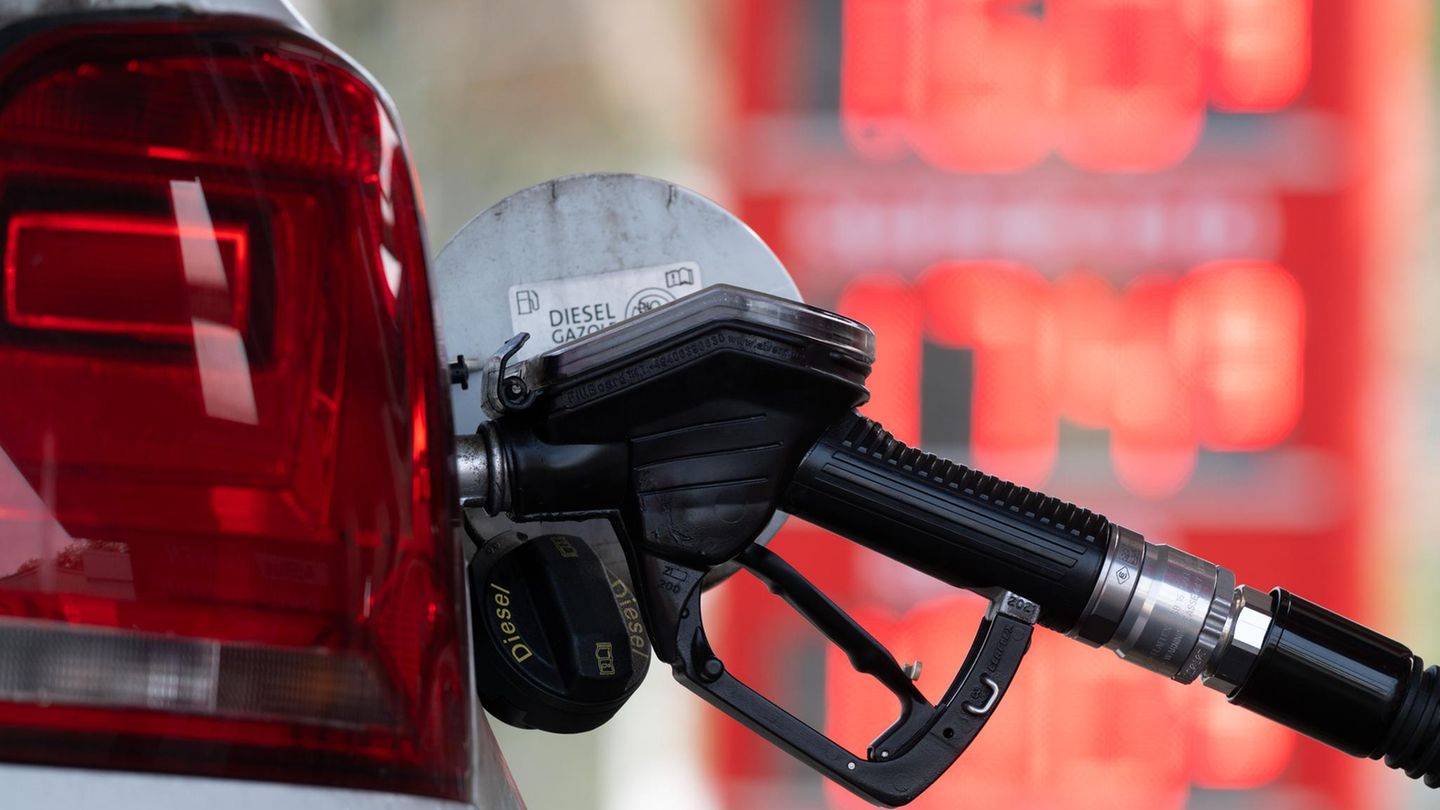 Ein Tankstutzen an einer Tankstelle in der Tanköffnung eines Fahrzeugs