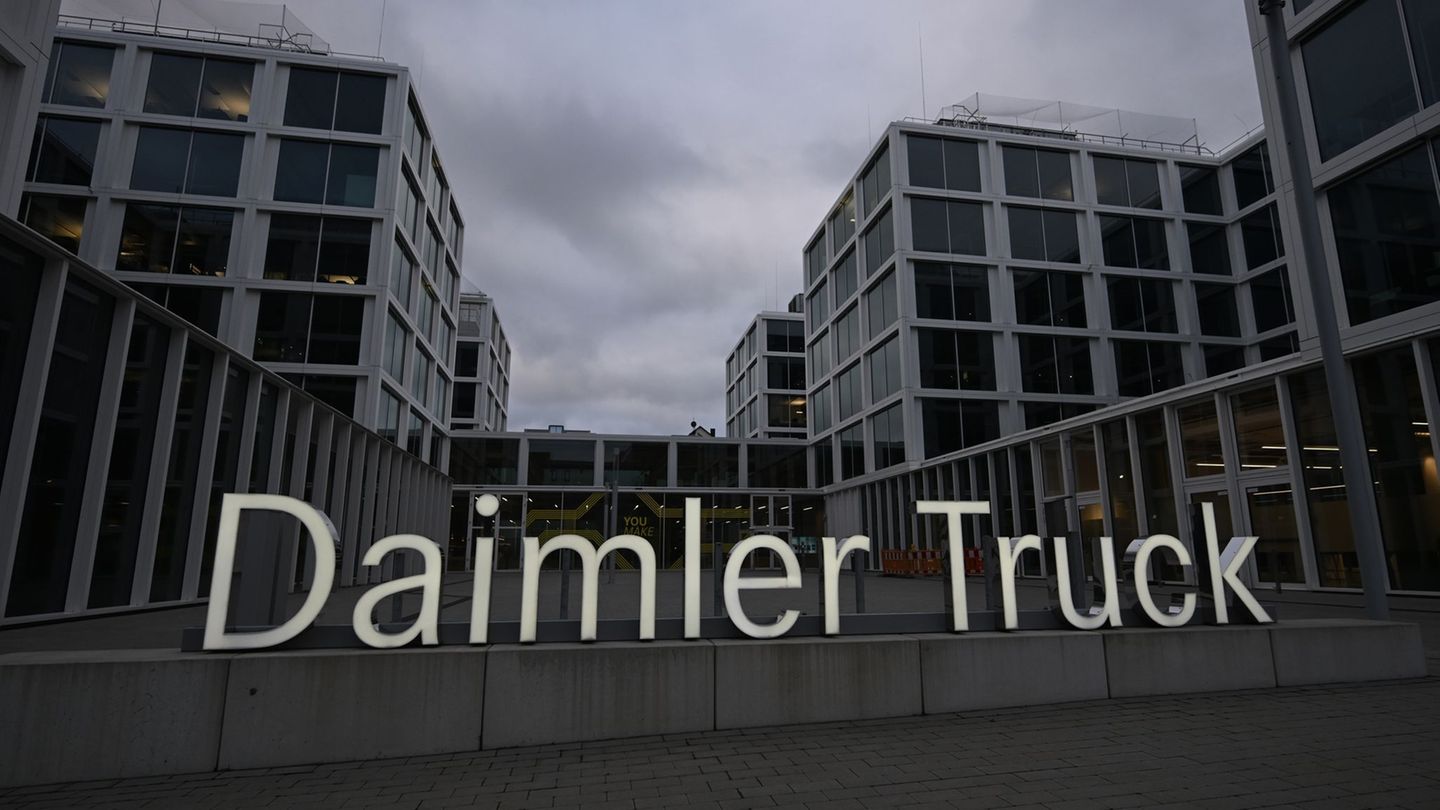 Daimler Truck: Die Ergebnisbeteiligung für Beschäftigte ist gesunken. (Archivbild) Foto: Bernd Weißbrod/dpa