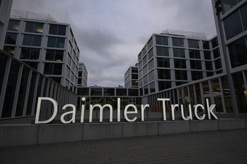 Daimler Truck: Die Ergebnisbeteiligung für Beschäftigte ist gesunken. (Archivbild) Foto: Bernd Weißbrod/dpa