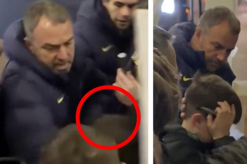 Hansi Flick rettet ein Kind aus eine Menschenmenge.