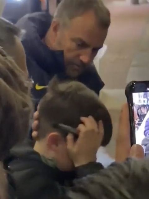 Hansi Flick rettet ein Kind aus eine Menschenmenge.