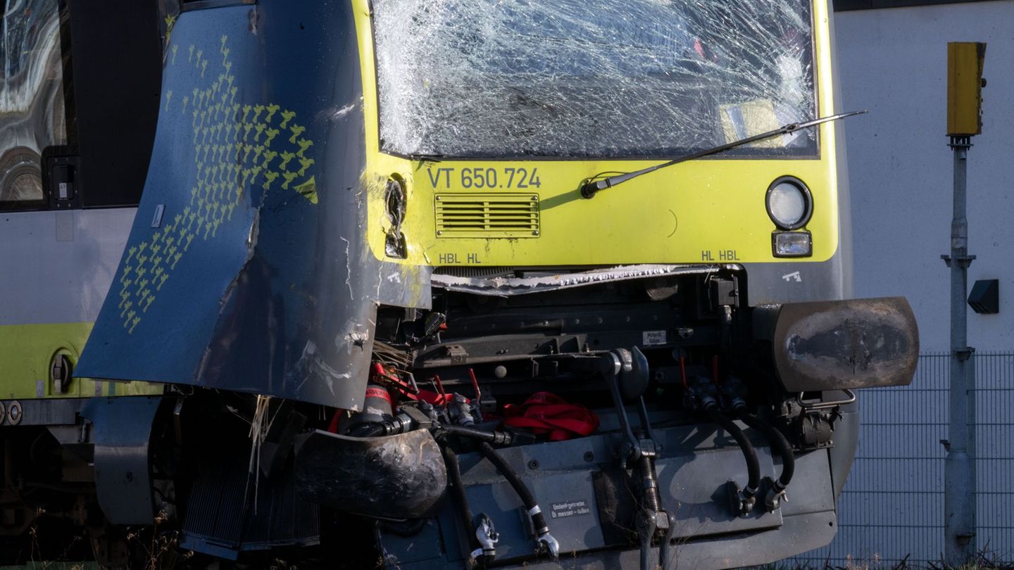 Der beschädigte Zug war am Donnerstagmorgen noch am Bayreuther Hauptbahnhof zu sehen. Foto: Pia Bayer/dpa