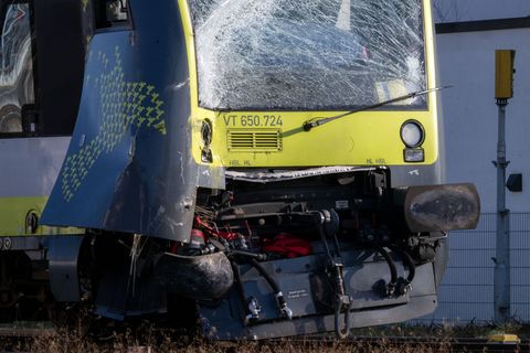 Der beschädigte Zug war am Donnerstagmorgen noch am Bayreuther Hauptbahnhof zu sehen. Foto: Pia Bayer/dpa