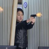 Wie der Vater, so die Tochter: Auch die angeblich 13-jährige Ju Ae zeigt ihr vermeintliches Können am Schießstand.