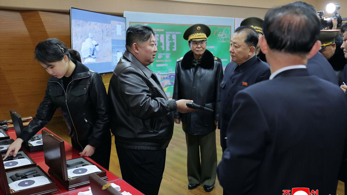 Die Aufnahmen sollen beim Inspizieren einer neuen Pistole in einer Munitionsfabrik entstanden sein.