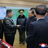 Die Aufnahmen sollen beim Inspizieren einer neuen Pistole in einer Munitionsfabrik entstanden sein.