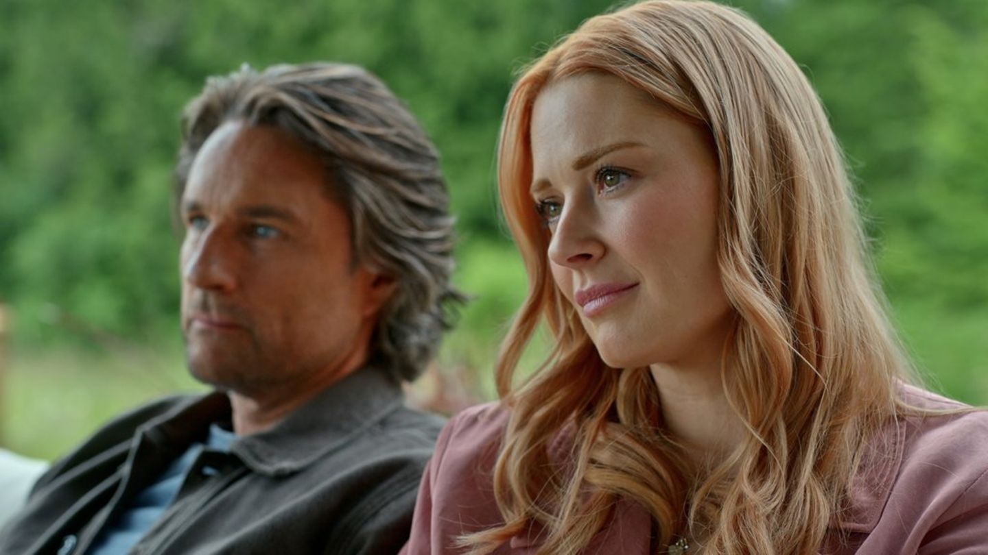 Staffel sieben von "Virgin River": Martin Henderson als Jack Sheridan und Alexandra Breckenridge als Melinda Monroe stehen wie