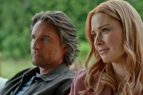 Staffel sieben von "Virgin River": Martin Henderson als Jack Sheridan und Alexandra Breckenridge als Melinda Monroe stehen wie