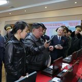 Modisch bilden Vater und Tochter eine Einheit – angeblich will Kim Jong Un sie zu seiner Nachfolgerin aufbauen.