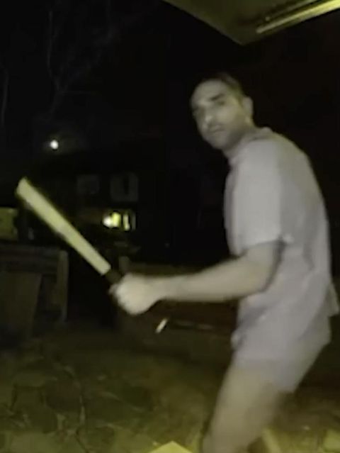 Ein Vater vertreibt Einbrecher mit einem Baseballschläger.