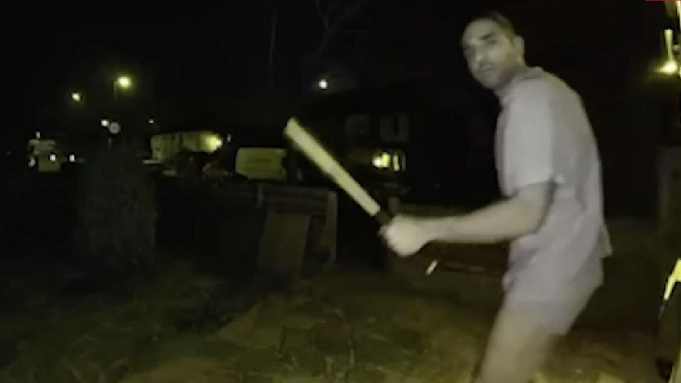 Ein Vater vertreibt Einbrecher mit einem Baseballschläger.