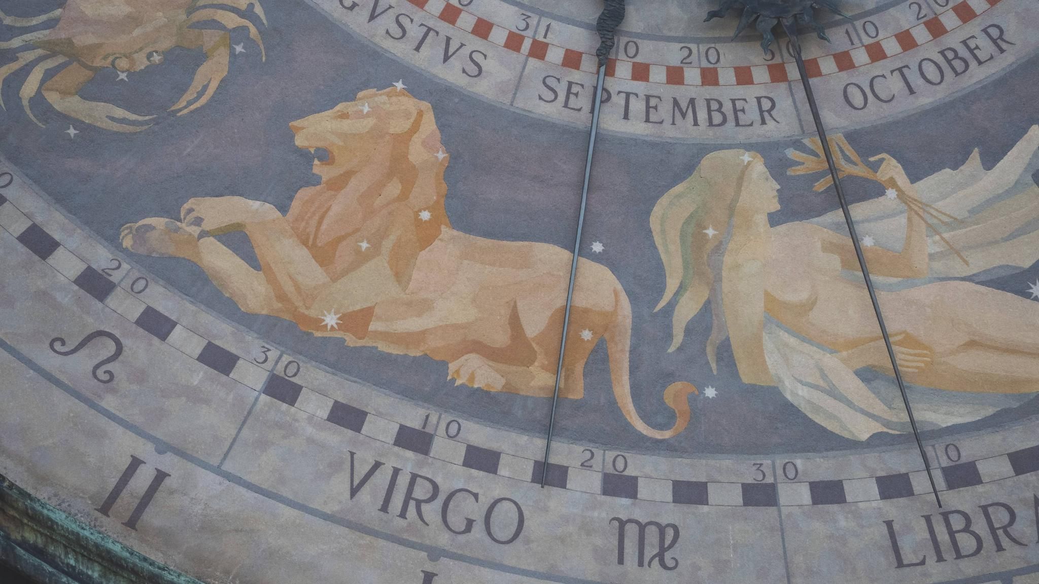 Tierkreiszeichen auf alter Uhr (Symbolbild Astrologie)