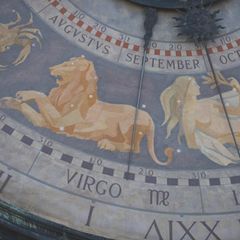 Tierkreiszeichen auf alter Uhr (Symbolbild Astrologie)