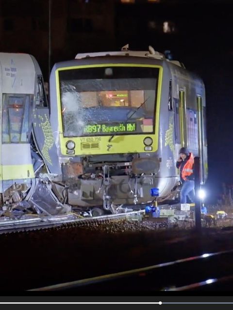 Zwei Züge kollidieren in Bayreuth.