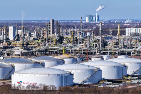 Der Krieg am Persischen Golf treibt die Ölpreise nach oben - und dämpft laut IWH die wirtschaftliche Erholung in Deutschland (Ar