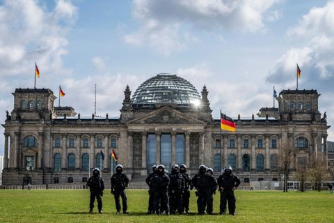 Polizisten vor Reichstag in Berlin