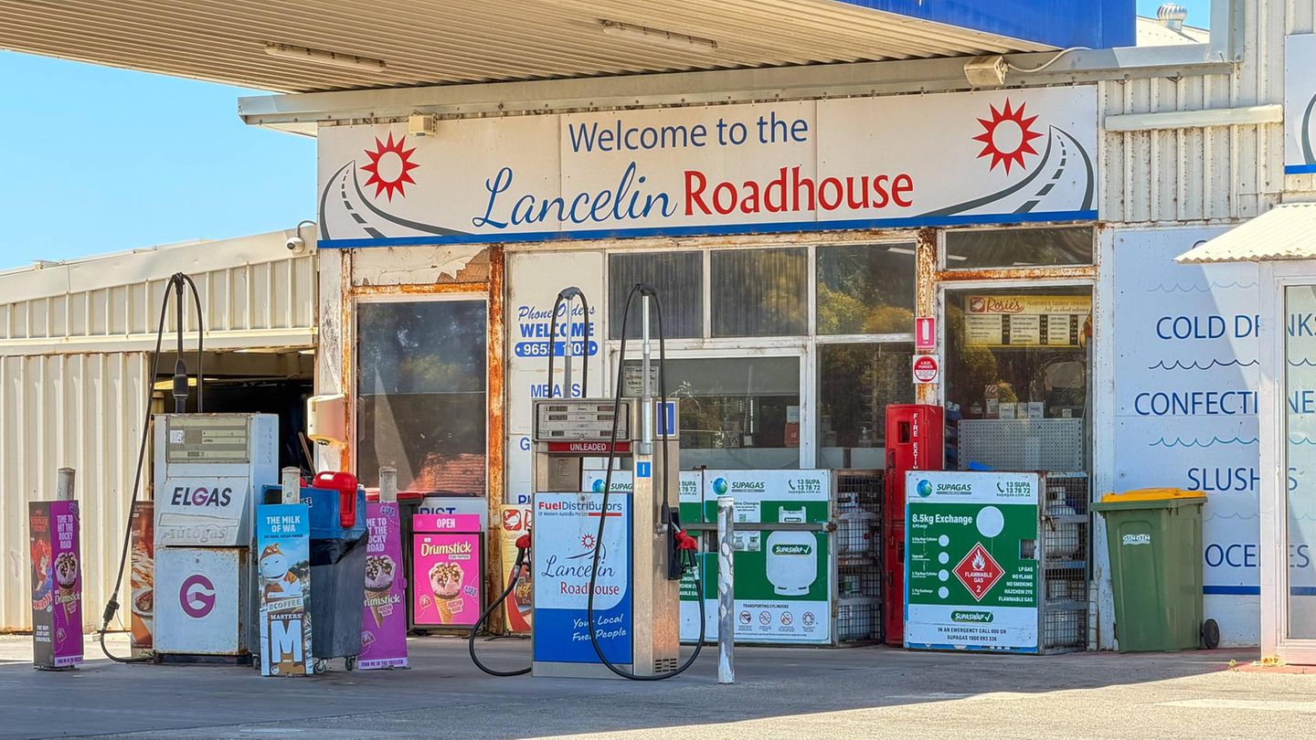 Gasflaschen und Werbetafeln an einer abgelegenen Tankstelle im Westen Australiens
