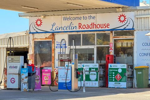 Gasflaschen und Werbetafeln an einer abgelegenen Tankstelle im Westen Australiens