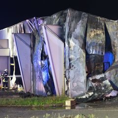 Nach Angaben der Polizei kam es durch den Brand in dem Gebetsraum, der in einem ehemaligen Supermarkt untergebracht ist, zu eine