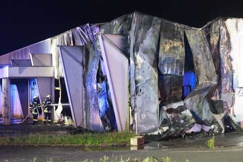 Nach Angaben der Polizei kam es durch den Brand in dem Gebetsraum, der in einem ehemaligen Supermarkt untergebracht ist, zu eine