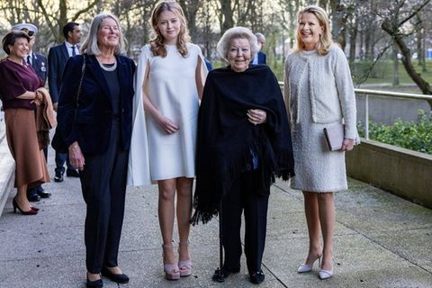 Prinzessin Mabel, Prinzessin Beatrix, Gräfin Zaria und Mabels Mutter Florence (v.r.) erschienen zur Verleihung des Prinz-Friso