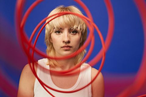 Selbstzweifel: Frau im Gedankenstrudel