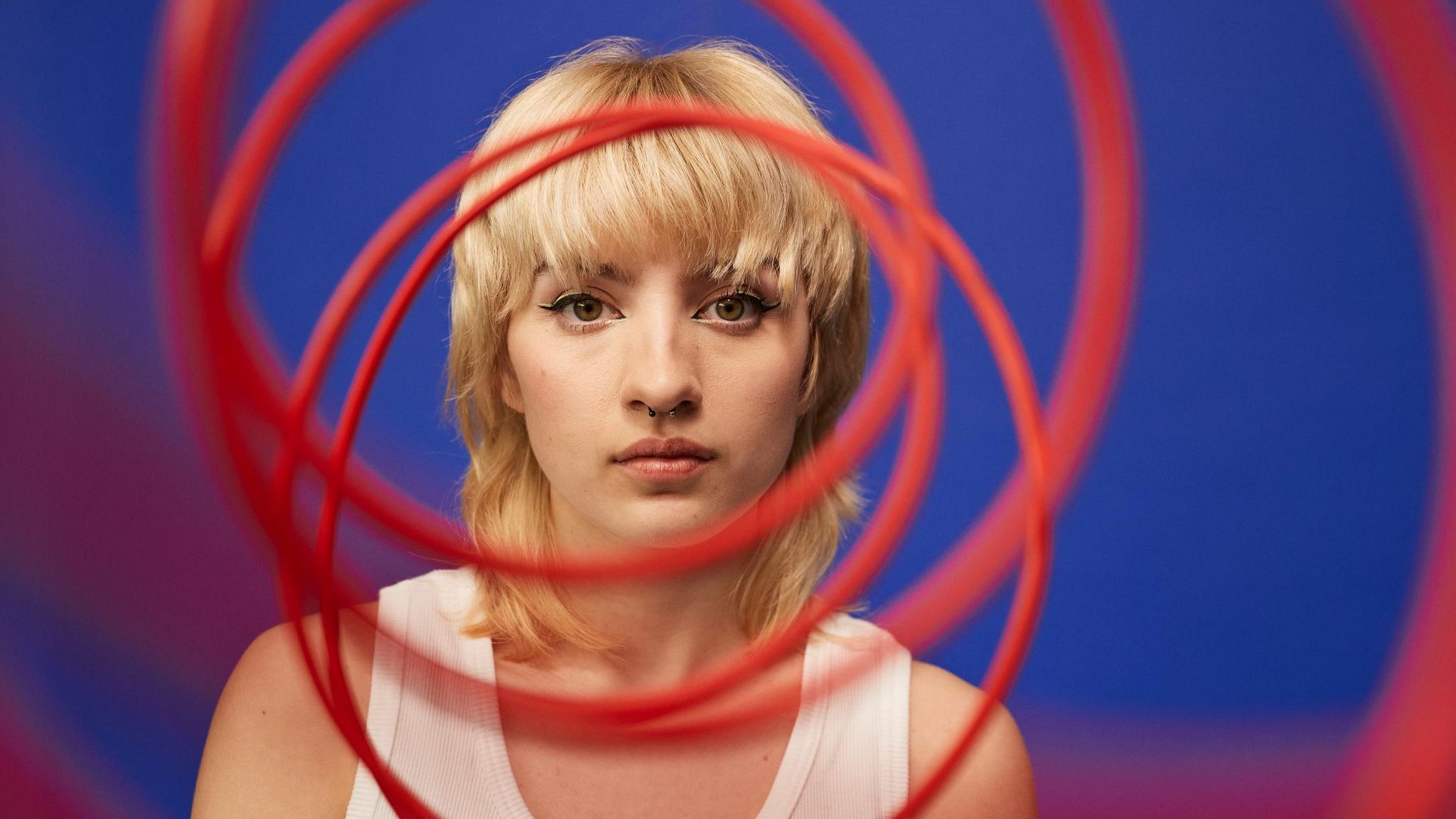 Selbstzweifel: Frau im Gedankenstrudel