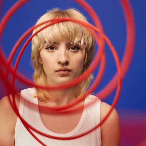 Selbstzweifel: Frau im Gedankenstrudel