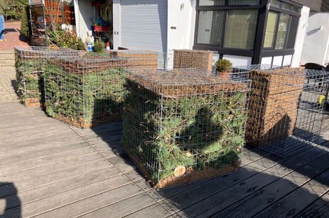 Die Körbe mit Naturmateriealien werden unter den Stegen angebracht. Foto: Stefan Flomm/dpa