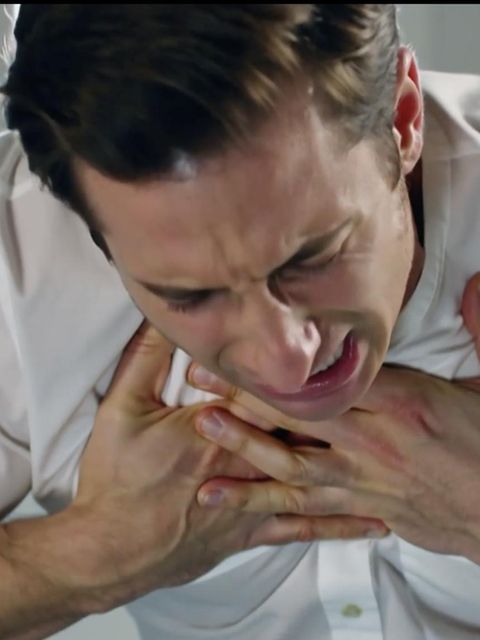 Ein Mann droht zu ersticken.