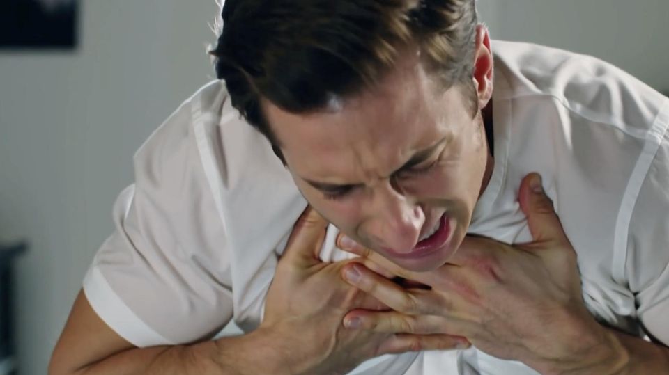 Ein Mann droht zu ersticken.