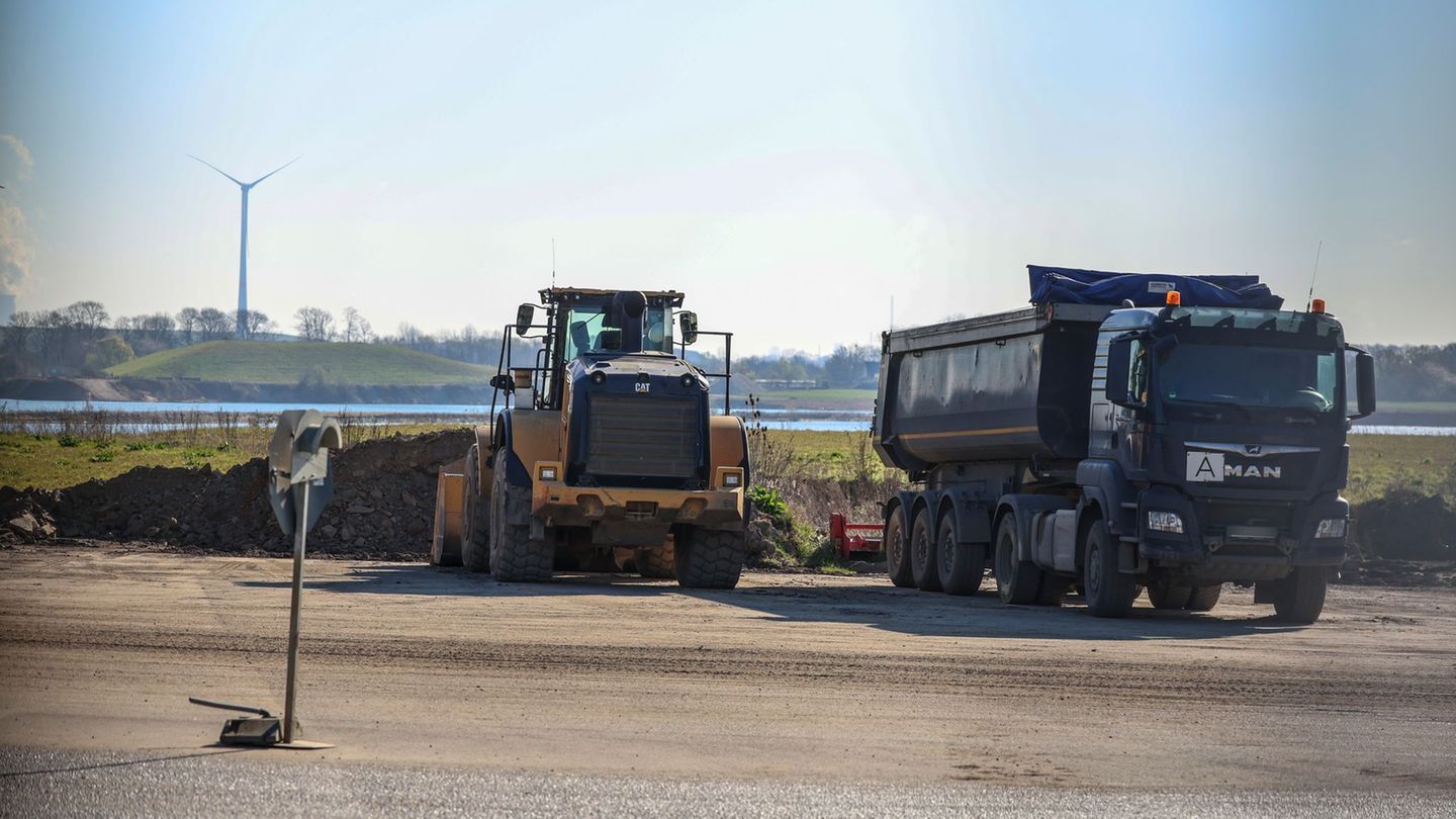 Erste Anklage erhoben wegen mutmaßlich illegaler Verklappung belasteter Böden. (Archivbild) Foto: Christoph Reichwein/dpa