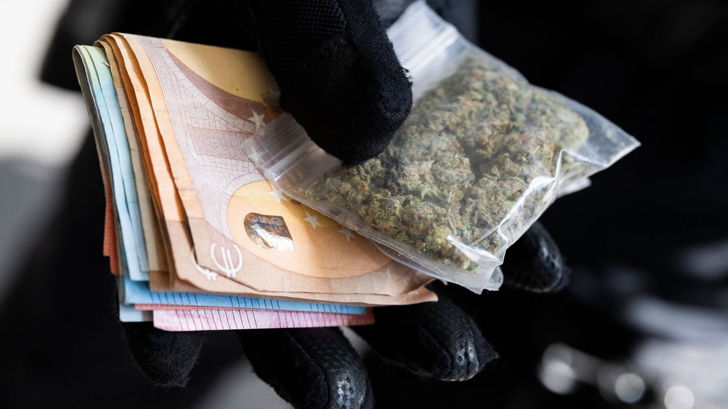 Ein Mann bot verdeckten Polizisten Drogen zum Kauf an. (Symbolbild) Foto: Boris Roessler/dpa