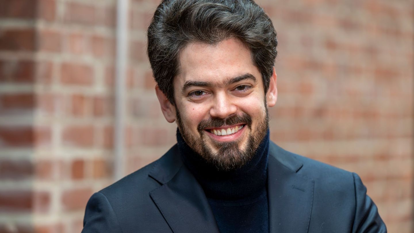 Lahav Shani ist mit der neuen Saison endgültig in München angekommen. Foto: Peter Kneffel/dpa