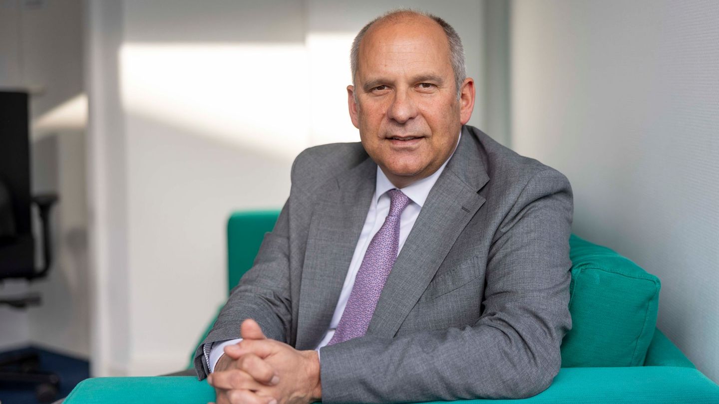 Minister Poseck: "Unsere Demokratie lebt vom Mitmachen und vom friedlichen Diskurs". (Archivbild) Foto: Helmut Fricke/dpa