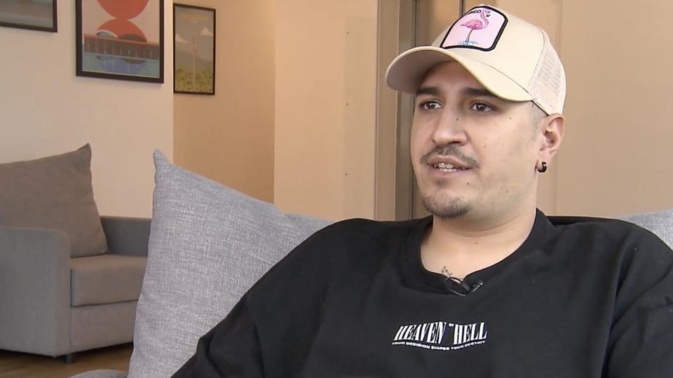 Ein Mann spricht im Interview über seinen Ex-Freund.