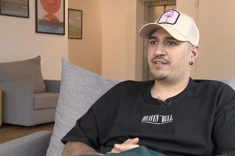 Ein Mann spricht im Interview über seinen Ex-Freund.