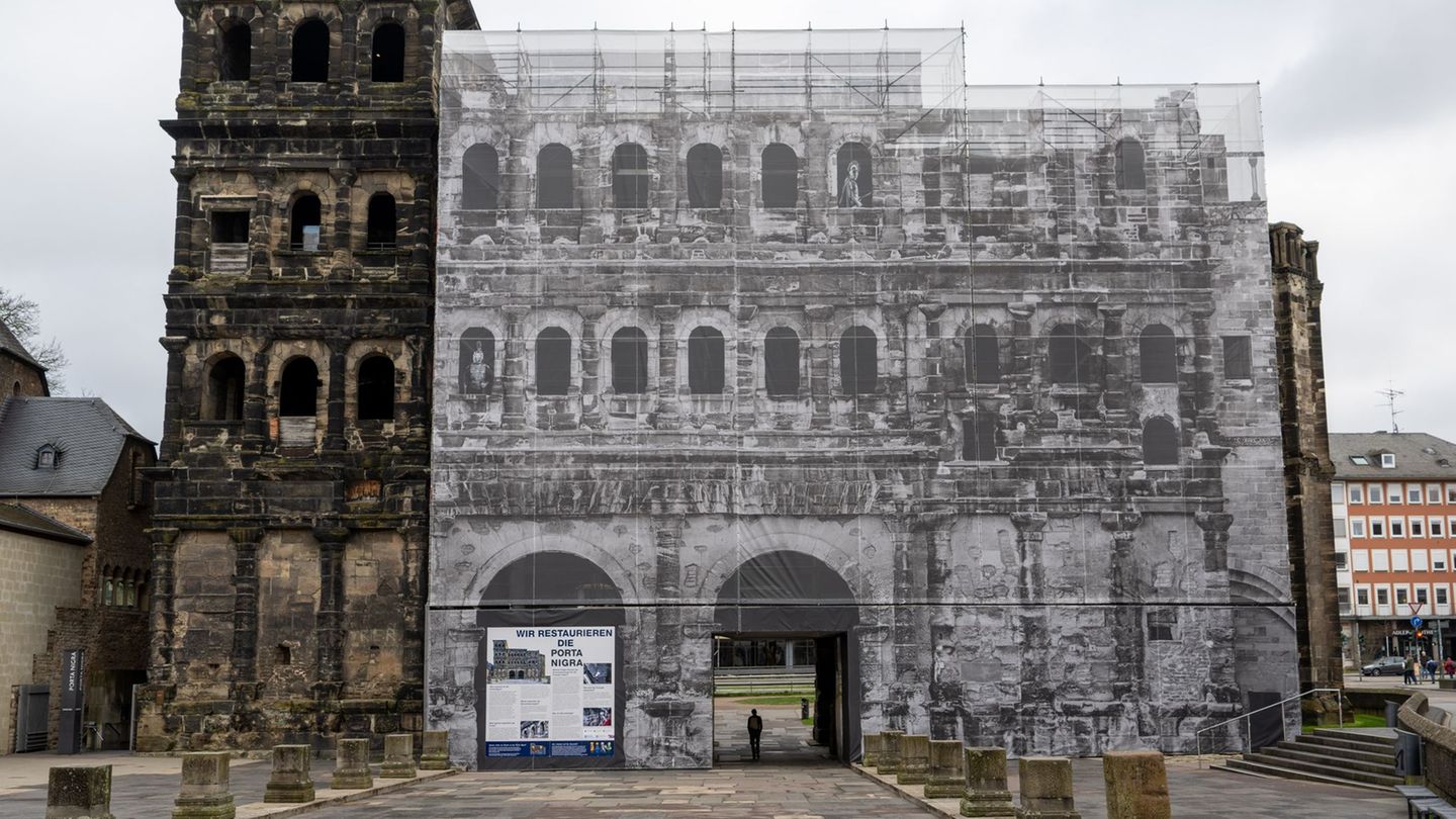 Die Südfassade wird bis Ende 2027 saniert. Foto: Harald Tittel/dpa