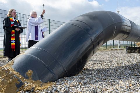 Zur offiziellen Eröffnung bekam die neue Gaspipeline auch kirchlichen Segen. Foto: Stefan Puchner/dpa