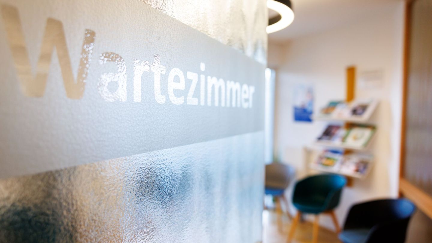 Die KV fürchtet, dass Patientinnen und Patienten zukünftig länger auf Arzttermine warten müssen. (Archivbild) Foto: Daniel Karma