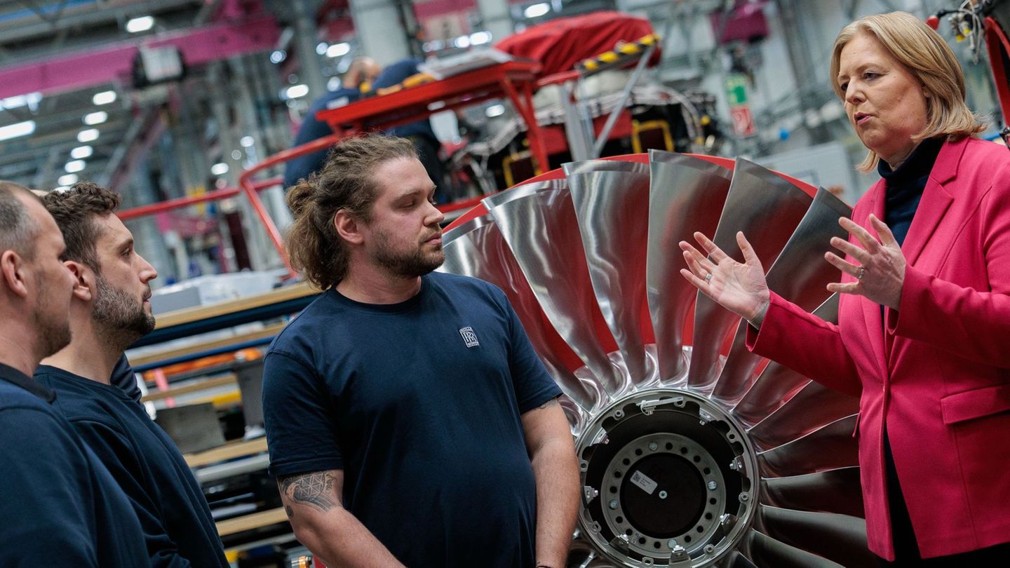 Bundesarbeitsministerin Bärbel Bas (SPD) im Gespräch mit Rolls-Royce-Beschäftigten. Foto: Carsten Koall/dpa
