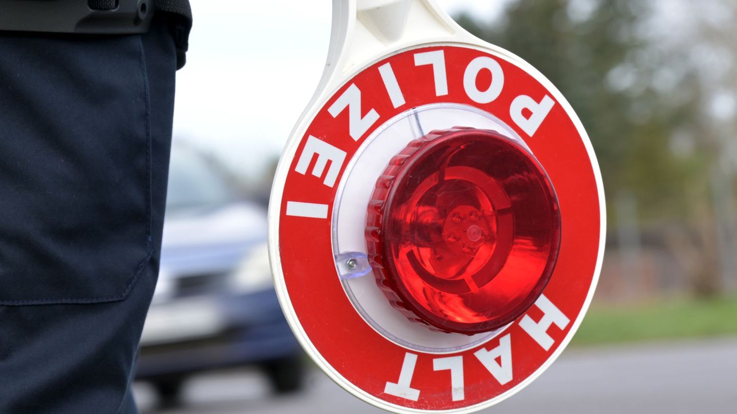 Geschwindigkeitsmessung: Mann stiehlt Akku aus Tempomessgerät und stößt es um