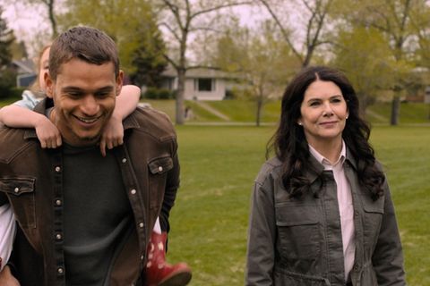 Lauren Graham als Grace mit Tyriq Withers als Ledger in "Für immer ein Teil von dir".