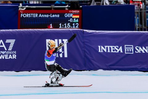 Anna-Lena Forster jubelt im Zielraum. Foto: Philipp von Ditfurth/dpa