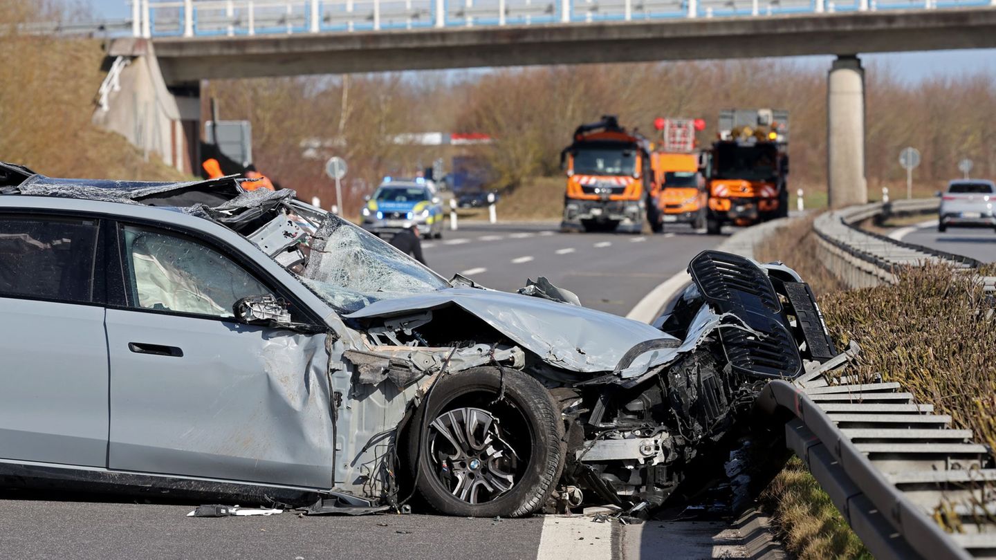 Das Auto des Verkehrsministers hatte sich bei dem Unfall überschlagen. Foto: Bernd Wüstneck/dpa