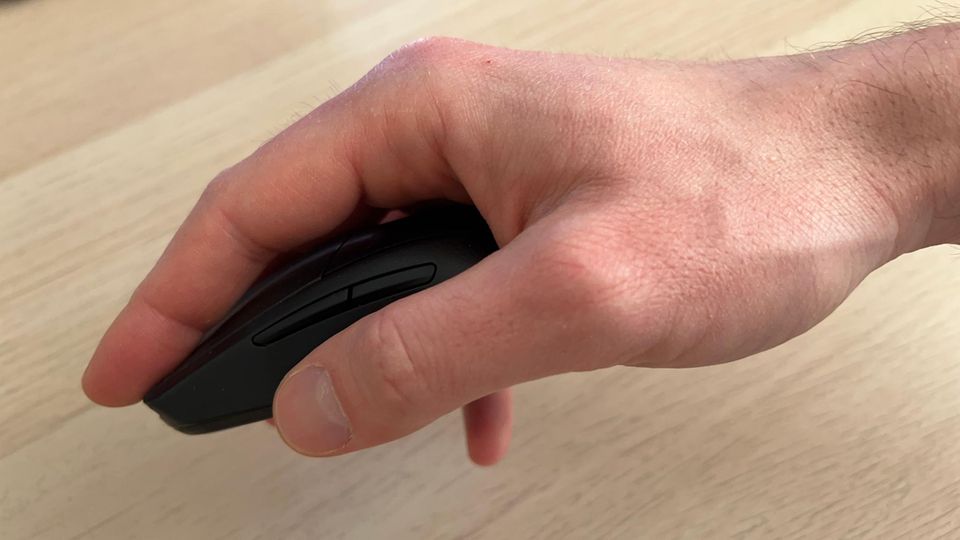 Die SteelSeries Rival 3 gehört zu den kleineren Mäusen im Vergleich. Die Finger ragen etwas über die Tasten