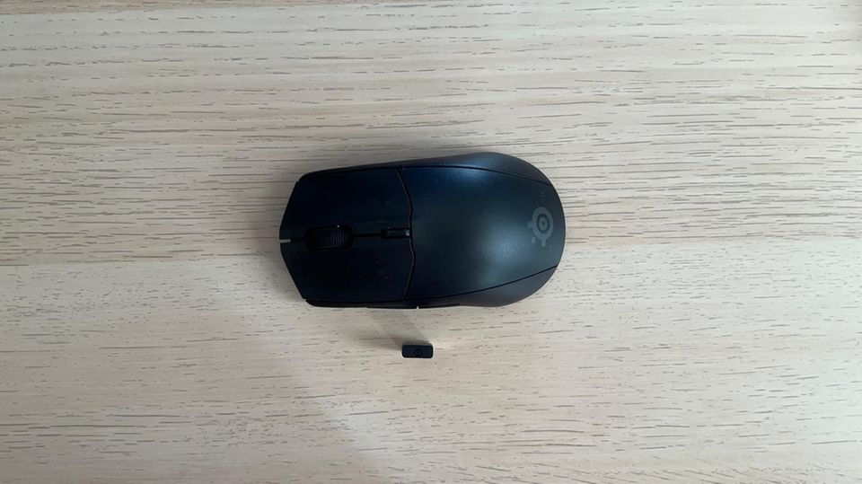 Spartanischer Lieferumfang: Dongle und Maus sowie Batterien sind enthalten.