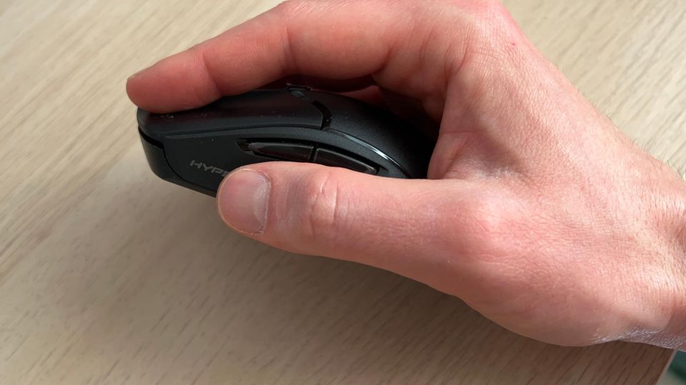 In einer größeren Hand liegt die Maus von HyperX okay. Sie könnte etwas wuchtiger sein