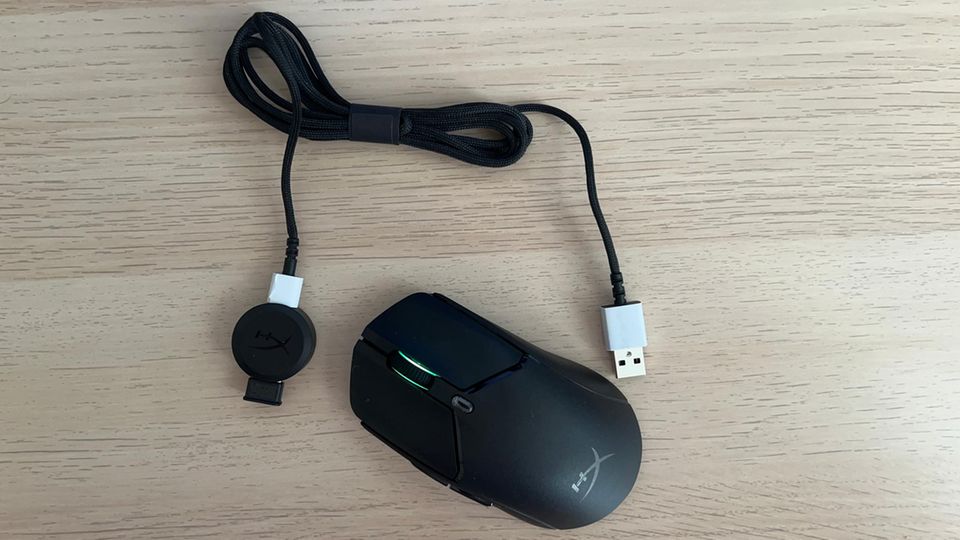 Im Lieferumfang der HyperX Pulsfire 2 sind Ladekabel und Dongle enthalten