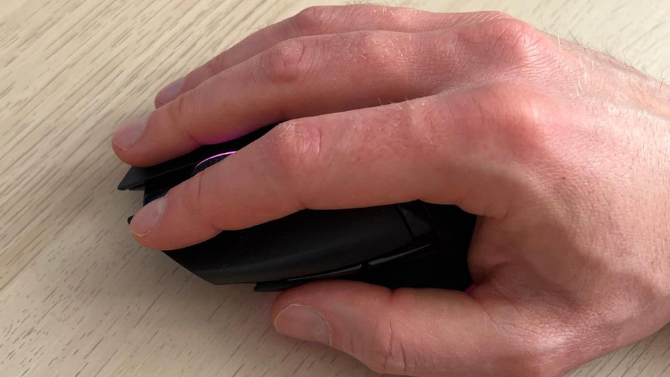 Die Razer Basilisk gehört zu den größeren Mäusen im Vergleich und liegt entsprechend gut in großen Händen